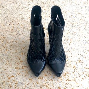 Peep toe. Melissa partnership with Jean Paul Gaultier. Hard Plastic